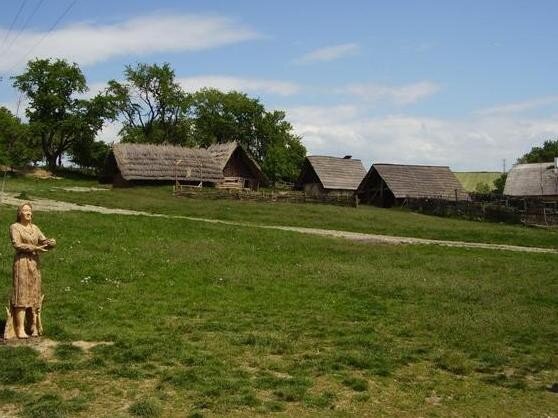 Archeoskanzen Modrá tvoří sídliště s palisádovým opevněním a strážními věžemi. Uvnitř se nachází repliky soudobých staveb včetně polozemnicových chat.
