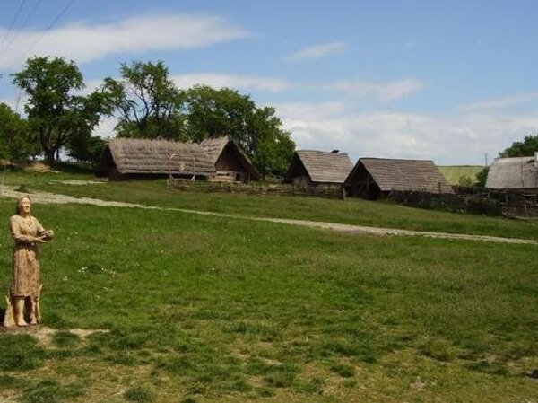 Archeoskanzen Modrá tvoří sídliště s palisádovým opevněním a strážními věžemi. Uvnitř se nachází repliky soudobých staveb včetně polozemnicových chat.