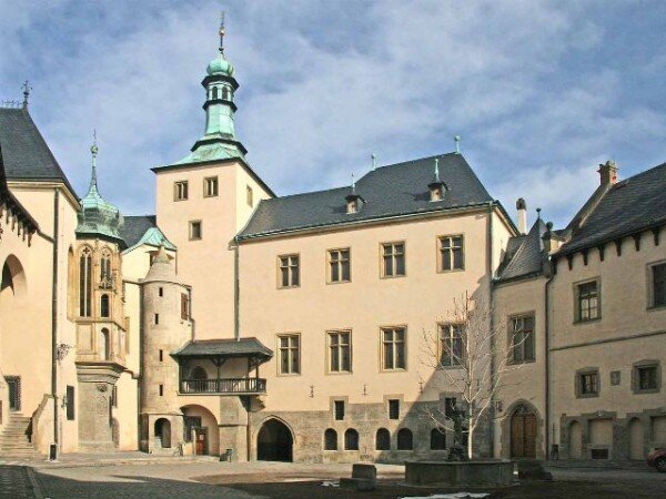 Strop Rytířského sálu je v havarijním stavu a vyžaduje rekonstrukci. Nádvoří Vlašského dvora v Kutné Hoře.
