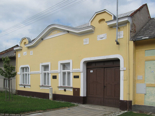 Uhřičice představují cenný příklad hanácké zemědělské vesnice s dochovanou dispozicí a parcelací na cestě z Kojetína do Tovačova.