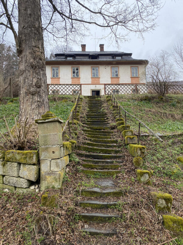 Přístupové schodiště s loveckým zámečkem