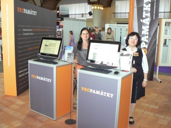 Na veletrhu Památky 2012 vysvětlovali redaktoři portálu PROPAMÁTKY poslání a smysl tohoto projektu. Na snímku zleva Ida Soukupová a Lenka Kuboušková. 