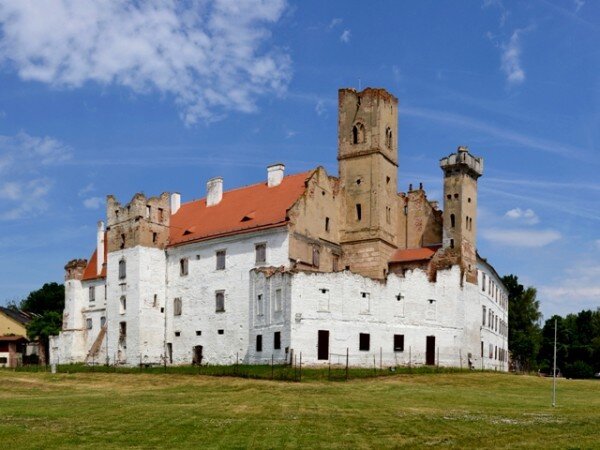 Původně renesanční zámek v Břeclavi byl přestavěn na romantizující umělou zříceninu. Nový archeologický nález dokládá na témže místě existenci paláce z roku 1141.