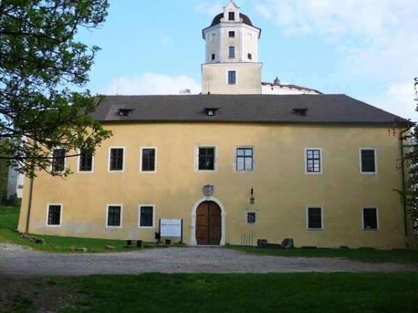 Výstava Lidové stavby známé neznámé - Zlínský kraj bude k vidění v hájence pod hradem Malenovice (na snímku).