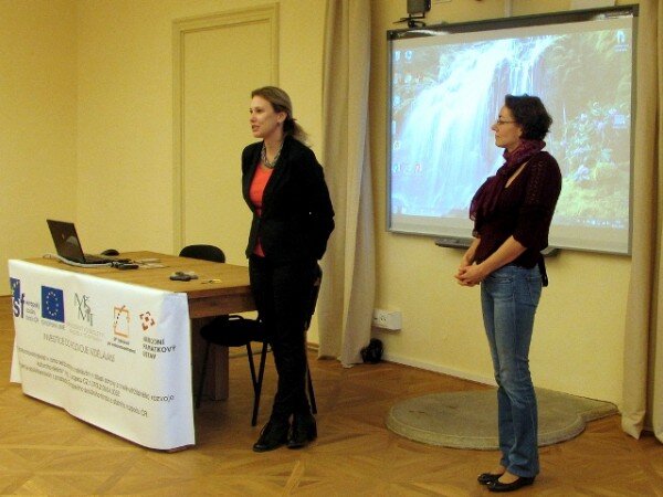 Kurzy vzdělávacího programu Řemeslná obnova historických staveb zahájila ředitelka telčského pracoviště Národního památkového ústavu Martina Indrová (vlevo).