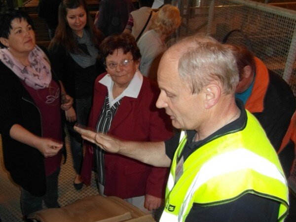 Jiří Hrdina přibližuje návštěvníkům závodu Tondach výhody pálené střešní krytiny.