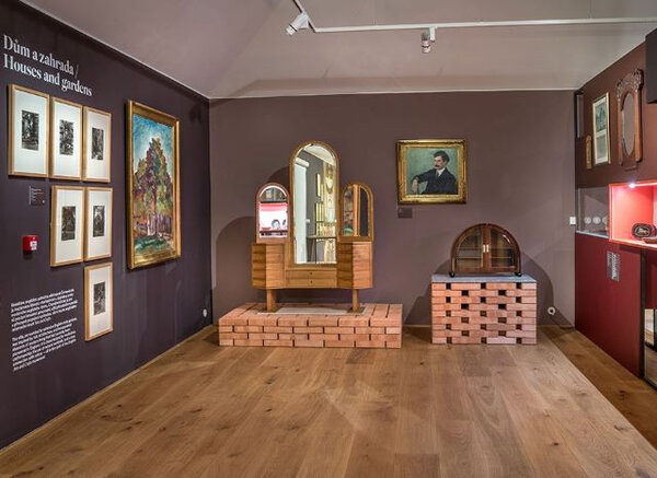 Pohled do expozice pojaté jako návštěva Červené vily v Krucemburku
