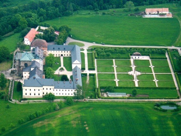 Letecký pohled na areál hospitalu Kuks