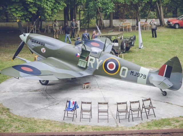 Muzeum RAF na zámku v Polici vystavuje i leteckou techniku našich letců ve Velké Británii.