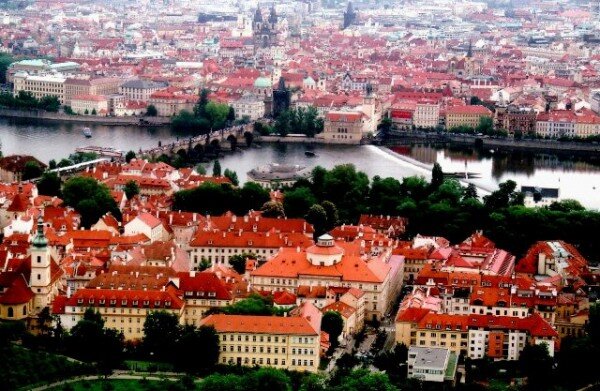 Praha – pohled z Petřína na panorama Malé Strany a Starého Města, které jsou centrálními  částmi městské památkové rezervace. 