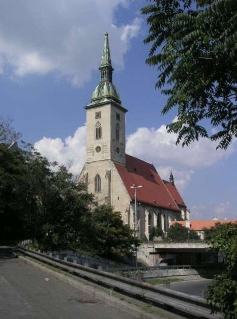 Dóm sv. Martina v Bratislavě, kde byla při záchraně jeho krovu použita technika termosanace. 