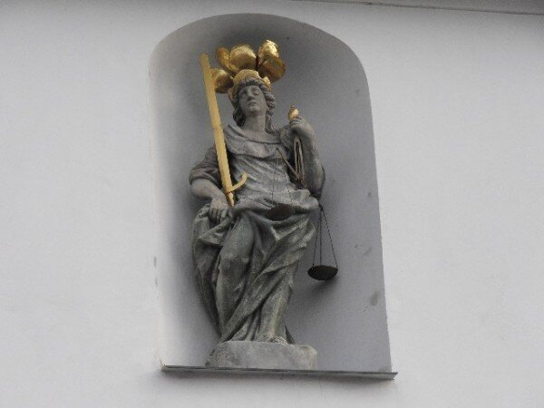 Společnost STUDIO AXIS pořádá 11. května seminář s názvem Správní trestání v oblasti památkové péče od 1. července 2017. Socha spravedlnosti ve výklenku radnice v Horšovském Týně (ilustrační foto) 