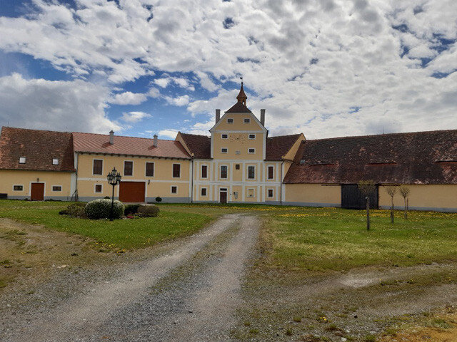 Čelní pohled na hospodářskýdvůr