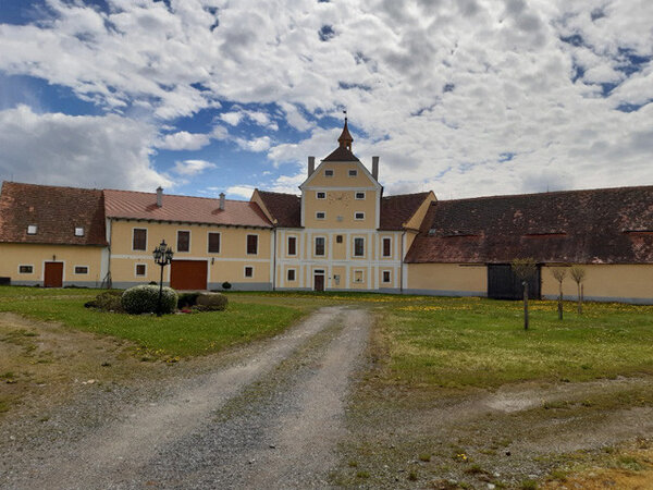 Čelní pohled na hospodářskýdvůr