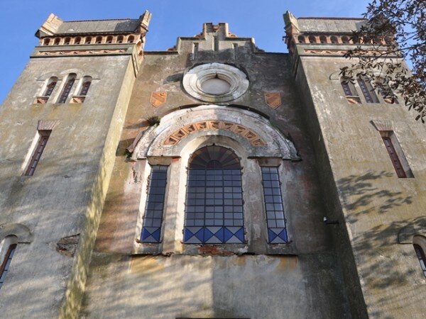 Monumentální synagoga v Nové Cerekvi byla postavena před rokem 1855 v maurském stylu.