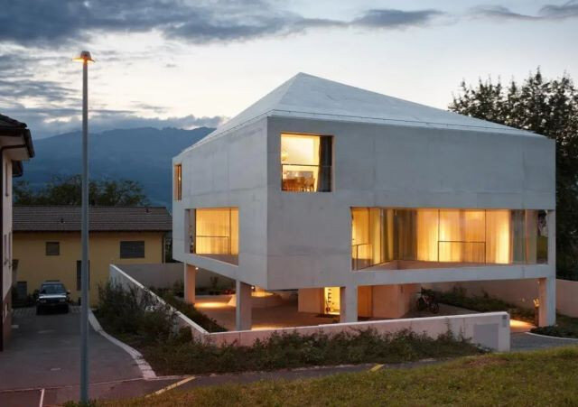 Dům na šesti pilířích podle návrhu švýcarského architekta Andrey Deplazese.