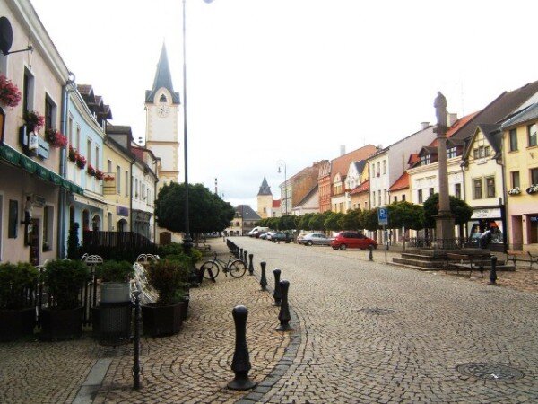Město Ostrov opravilo a vystavilo historický prapor střelců v kostele