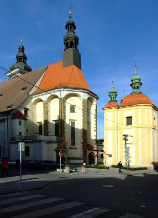 Katedrála sv. Mikuláše (vlevo) je hlavní kostel českobudějovické diecéze nesoucí jméno po sv. Mikuláši.