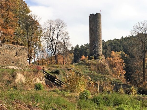 Od loňského podzimu má zřícenina hradu Neuberg v Podhradí u Aše novou atrakci pro turisty – 22 metrů vysokou rozhlednu v hradní věži.