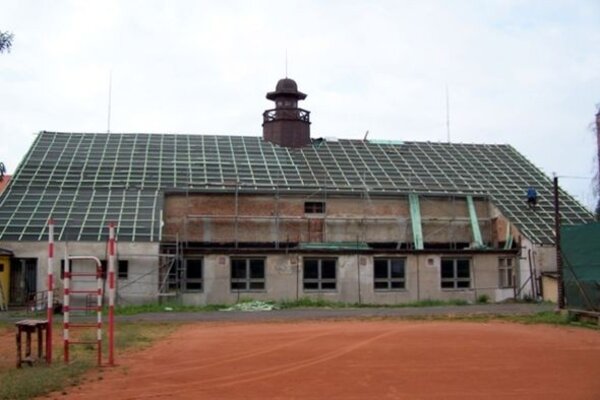 Památkově chráněná sokolovna ve Kdyni se dočkala nového krovu, střechy i fasády.
