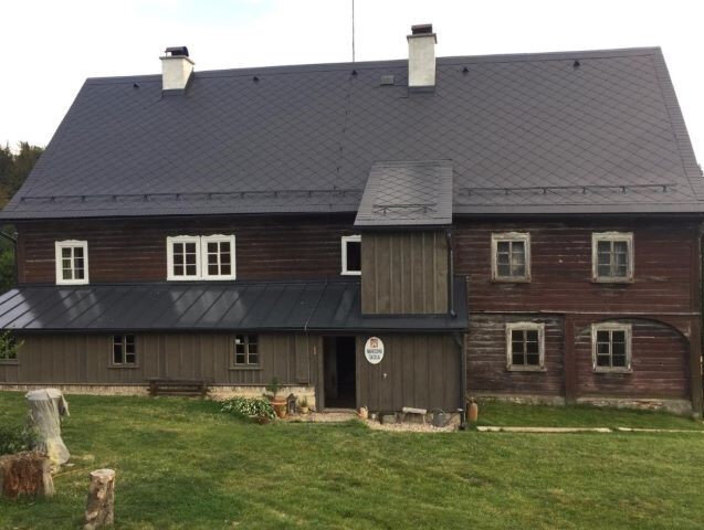 Budova Staré školy čp. 136 je podstávkový, částečně roubený objekt z poloviny 18. století.