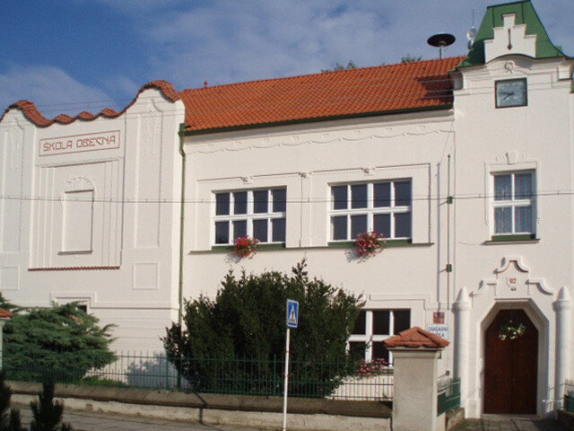 Škola v dekoračním secesním stylu z roku 1907 se nachází v jihozápadní části obce a vznikla podle projektu místního stavitele Františka Hradeckého.