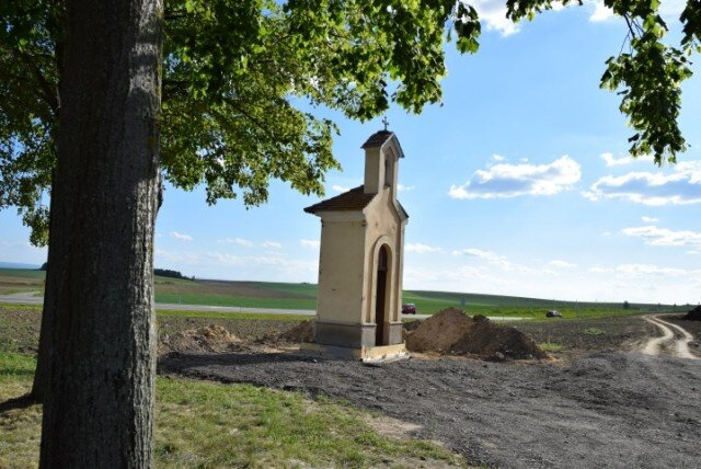 Kaple byla přesunuta o dva kilometry dál na klidné místo.