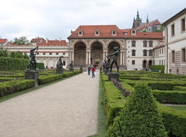 Snímky památek s označením Evropské dědictví si můžete prohlédnout ve Valdštejnské zahradě.