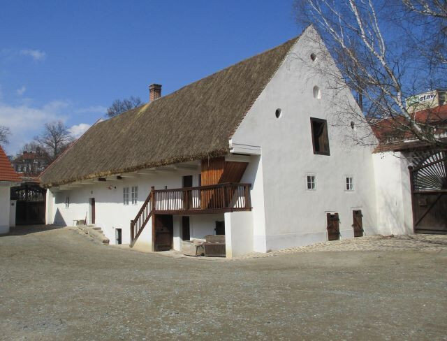 Selský dvůr U Matoušů v Plzni-Bolevci září novými fasádami.