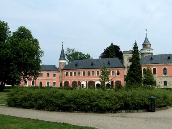 Zámecký park na Sychrově má rozlohu 24 hektarů.