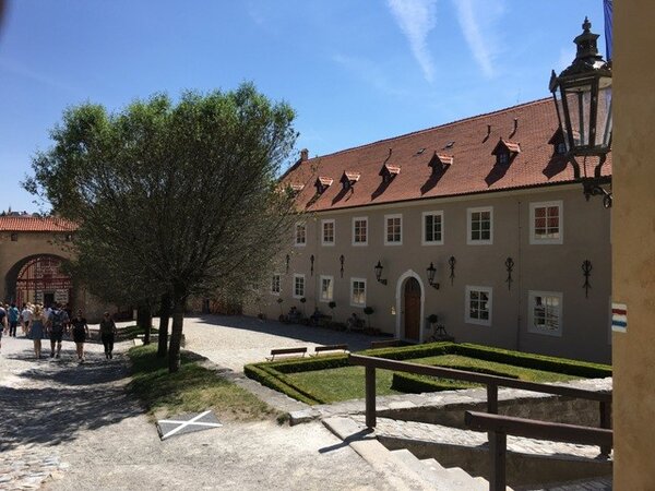 Celková obnova objektu zahrnovala i kompletní rekonstrukci střech. Jako krytina byla vybrána bobrovka společnosti Tondach.