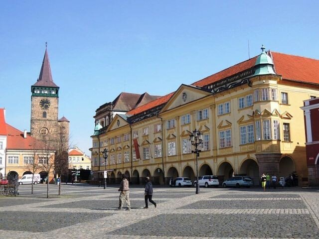 Dominantami městské památkové rezervace Jičína jsou Valdická brána a Valdštejnský zámek.