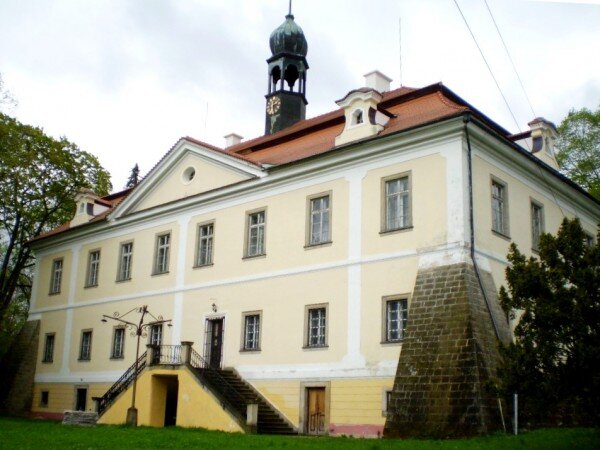 Zámek Domousnice se otevírá veřejnosti pouze při kulturních akcích nejčastěji spojených s ochutnávkou tamních vín.