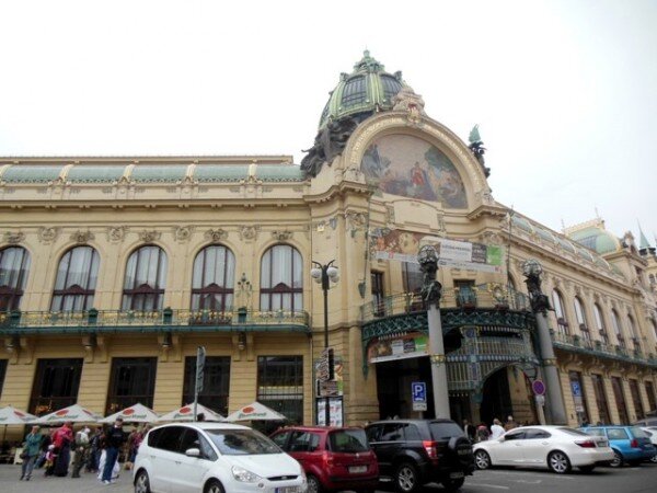Obecní dům v Praze je dílem architektů Antonína Balšánka a Osvalda Polívky.
