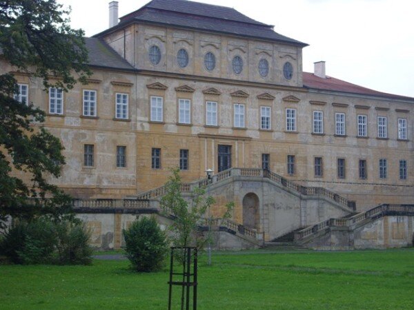 Putovní výstava Necháme to tak? bude mít svou zastávku také na zámku v Duchcově ve dnech 26. dubna až 1. května 2012.
