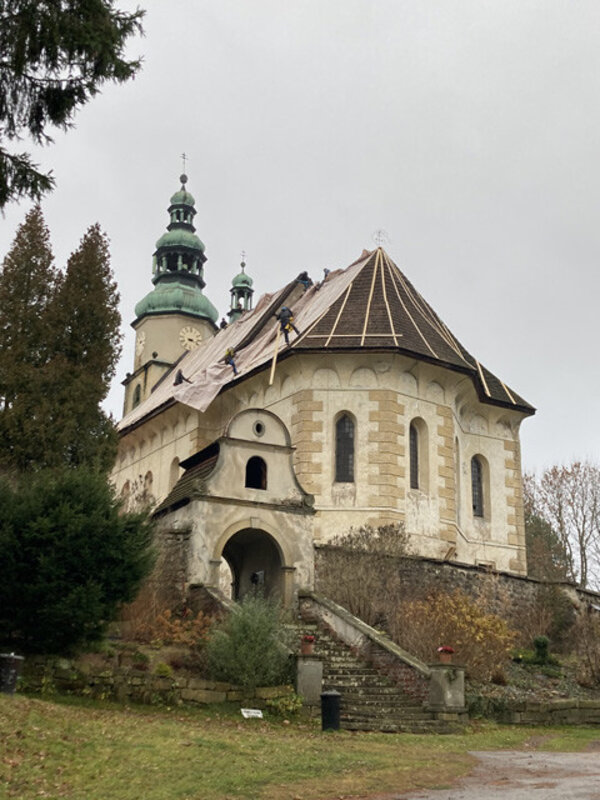 Pohled na kostel během opravy střechy 