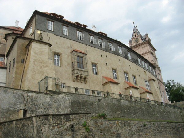 Na zámku v Brandýse nad Labem se nyní staticky zajišťuje hodinová věž, obnovuje fasáda, opravují příjezdové cesty, dešťová kanalizace i veřejné osvětlení.