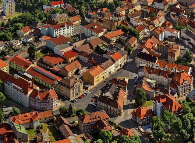 Západní část Žatce s objekty na zpracování chmele