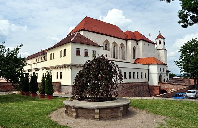 Gotický hrad z poloviny 13. století sloužil jako sídlo moravských markrabat, později se stal vojenskou pevností.