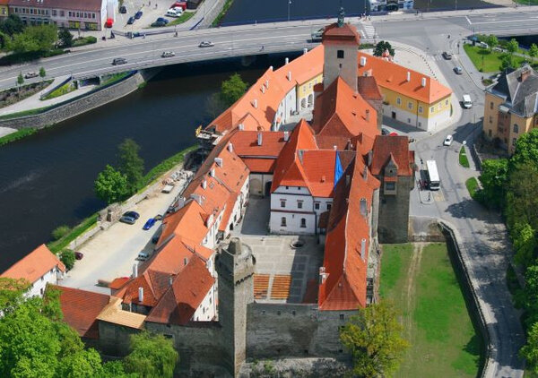 Letecký pohled na areál strakonického hradu.