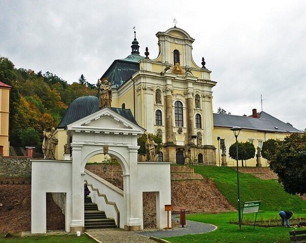 Barokní kostel Nejsvětější Trojice s bývalým klášterem augustiniánů ve Fulneku