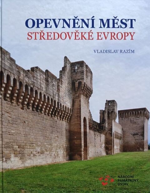 Titulní strana rozsáhlé publikace Opevnění měst středověké Evropy