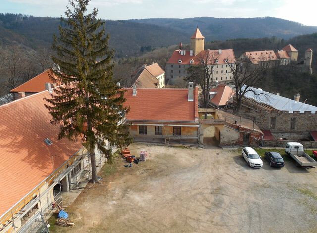 V areálu hradu Veveří má 10 objektů nové střechy s Bobrovkami značky Tondach.