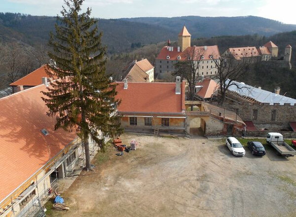 V areálu hradu Veveří má 10 objektů nové střechy s Bobrovkami značky Tondach.