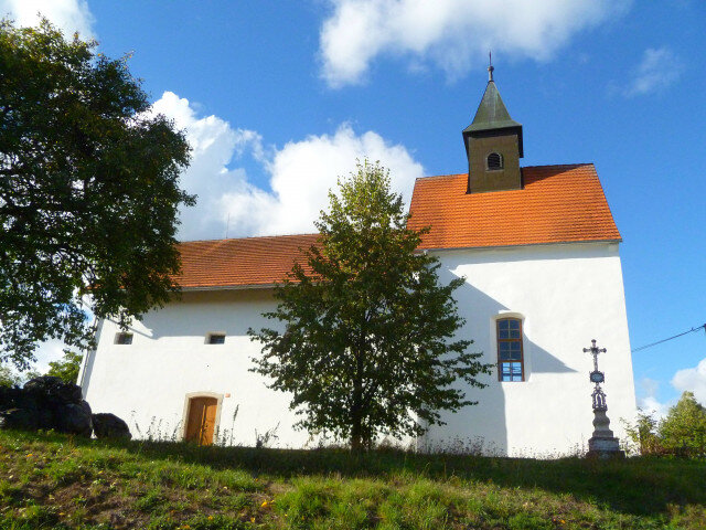 Kostel sv. Martina a Tobiáše se opět stal zářící dominantou Dobešova. 
