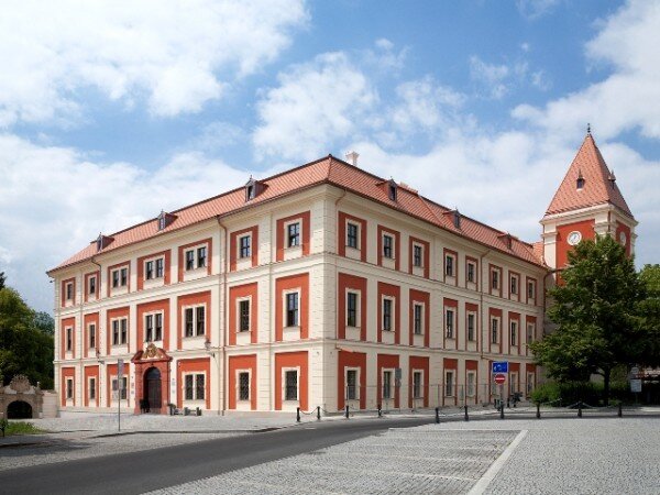 Mezi zdařilé proměny historických staveb z minulých let patří také obnova zámku v Ostrově. Na snímku je památka po rekonstrukci.