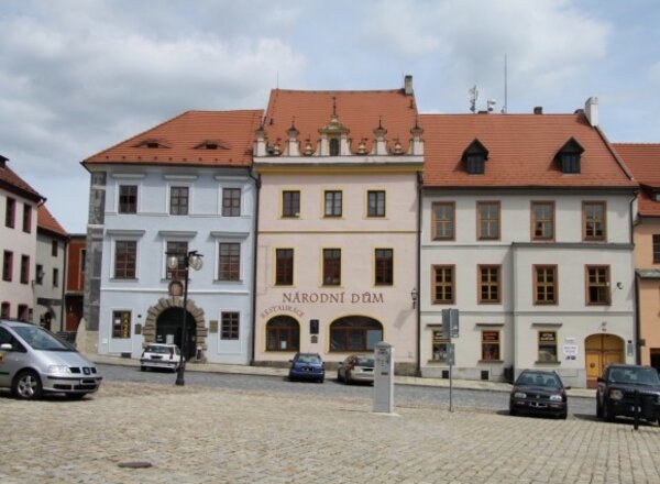 Na Národní dům na Velkém náměstí v Prachaticích se vrátí původní sgrafita, která v roce 1938 odstranili nacisti.