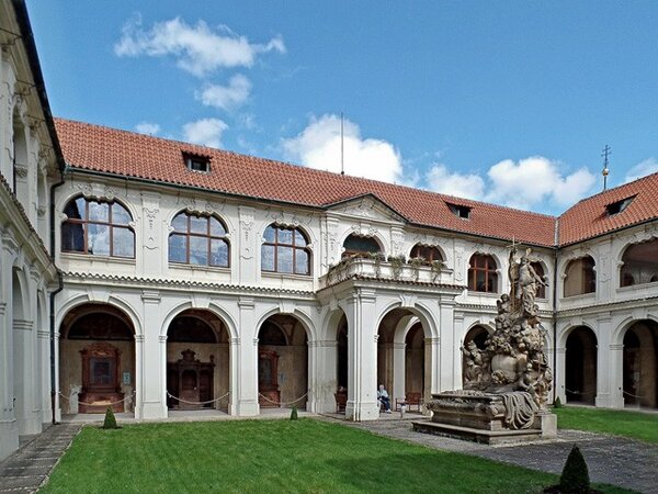 Společnost ANTIKHAUS realizovala specifické okenní výplně otvorů s půleliptickým záklenkem arkádových oblouků prvního patra dvorních průčelí pražské Lorety.