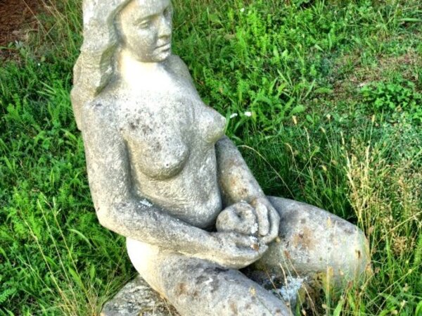 Sochu Dívka z jablkem od Jaroslava Bockera nalezneme v areálu fakultní nemocnice na Lochotíně.