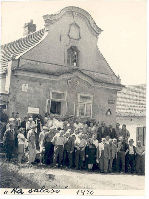 Historický snímek včelařské školy